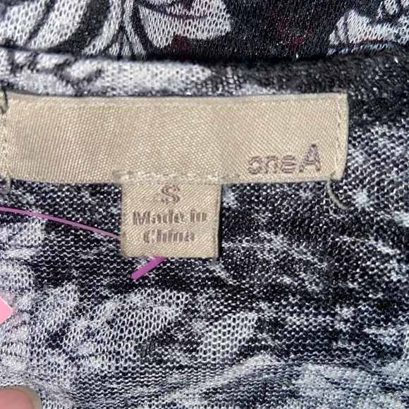 Women’s OneA Long Sweater Size Small Black/White Flowers - Picture 4 of 5